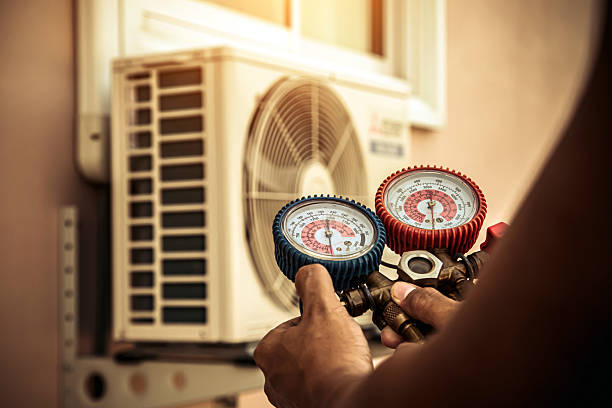 Professional Heat Pump Repair technician working in Munfordville, KY